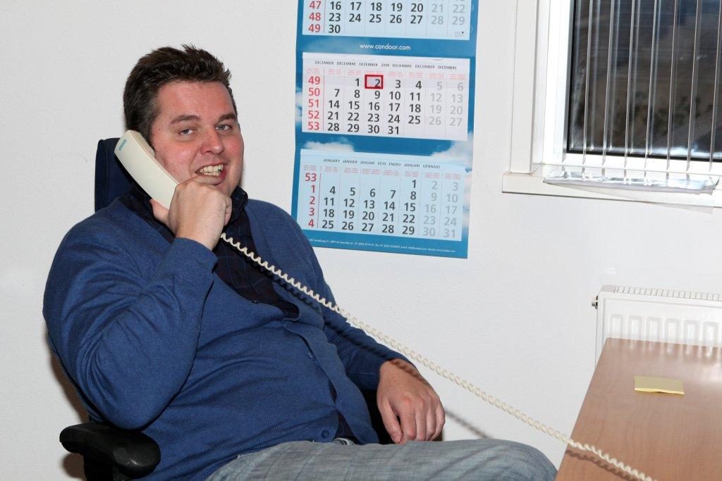 Medewerker van Torendruk aan de telefoon met een klant